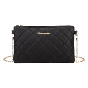 Sac bandoulière matelassé noir avec bandoulière chaîne dorée et plaque logo dorée