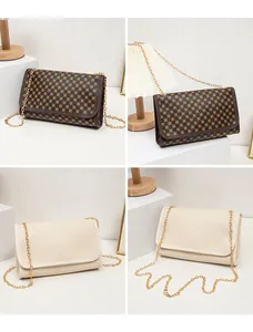 Detail der eleganten Ketten-Schultertaschen mit Stickerei und goldenen Metallriemen