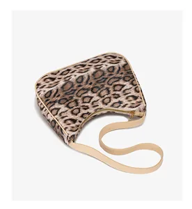 Gros plan du sac hobo léopard montrant la texture veloutée et les finitions en cuir crème