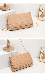 Detailansicht der beige gesteppten Umhängetasche mit goldener Kette und feinen Nähten