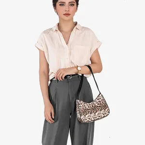 Sac à bandoulière léopard tendance pour femme avec design élégant en demi-lune