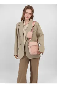 Borsa a tracolla rosa trapuntata con mini pochette coordinata indossata da modella