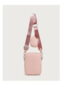 Dettaglio borsa a tracolla rosa chiaro con spallina larga in nylon e astuccio piccolo