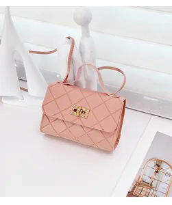 Detail van roze gewatteerde tas met een gouden rechthoekige metalen draaisluiting erop