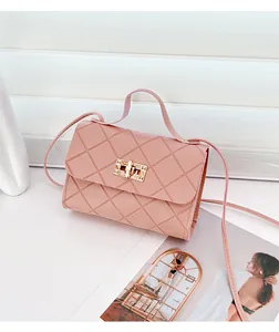 Detail van roze gewatteerde crossbodytas met gouden draaisluiting en handvat