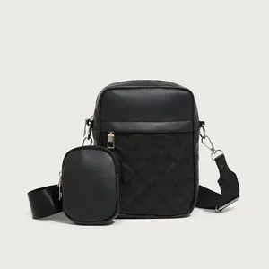 Set borsa a tracolla nera con trapuntatura a rombi e mini pochette coordinata