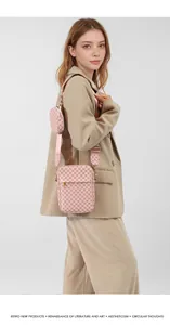 Rosa Kamera-Taschen-Set mit geometrischem Muster und Münzgeldbörse am Model präsentiert