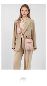 Details der rosa Umhängetasche mit Monogramm-Muster und kleinem runden Münzfach