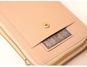 Vue détaillée du sac à bandoulière beige pour téléphone avec zips dorés et fente pour carte