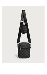 Details der schwarzen Kamera-Tasche mit geometrischem Muster und rundem Münzfach