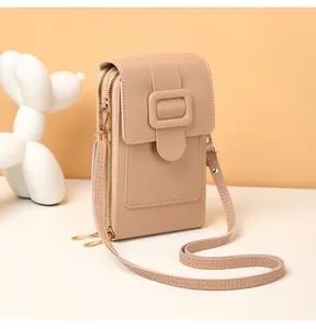 Détail du mini sac en cuir PU beige avec boucles dorées et bandoulière élégante