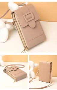 Vue détaillée du petit sac téléphone beige avec double fermeture éclair et boucle dorée