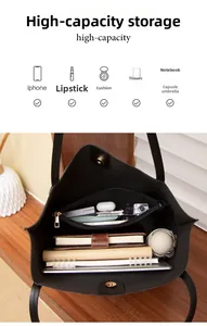 Détail intérieur d'un grand sac cabas avec boucle magnétique et compartiment zippé