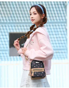 Mini sac à dos imprimé floral avec nœud rose et bretelles réglables sur un modèle