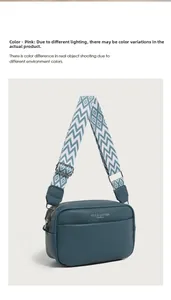 Détail du sac bandoulière en cuir grainé avec une large bandoulière tissée géométrique