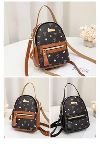 Détail du motif floral vintage et imprimé nœud sur le mini sac à dos pour femmes en cuir