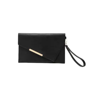 Minimalistische schwarze Umschlag-Clutch mit Goldleiste und stilvoller Handschlaufe