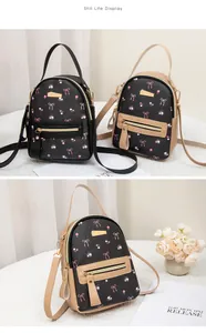 Détail de mini sacs à dos vintage à fleurs avec nœuds roses et zips dorés élégants
