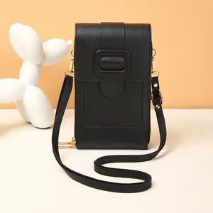 Mini sac bandoulière noir grainé avec boucle dorée et bandoulière réglable chic