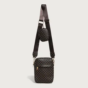 Dunkelbraune Kamera-Tasche im Set mit gemustertem Umhängegurt und kleiner Geldbörse