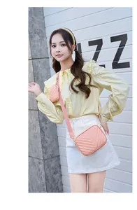 Détail du sac photo rose matelassé avec porte-monnaie rond et large bandoulière tissée