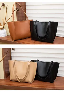 Détail de grands sacs fourre-tout vintage en cuir mat en noir, marron et beige clair