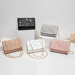 Bolso Cuadrado Pequeño Con Bordado Floral De Cuero PU Dulce Fresco Elegante Bolso De Hombro Para Mujer Con Cadena De Metal
