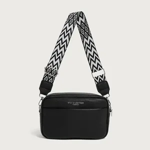 Zwarte vierkante crossbodytas met litchipatroon en stijlvolle brede geometrische riem