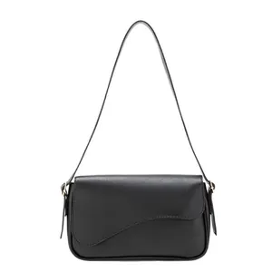Borsa a tracolla nera minimalista con patta a onda e trama in pelle per donne