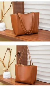 Détail du grand sac cabas en cuir mat marron caramel avec coutures verticales