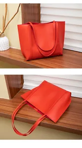 Grand sac cabas vintage rouge en similicuir lisse avec de longues anses fines