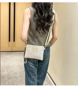 Sac bandoulière tissé chic en crème avec plaque en métal doré et fine bandoulière