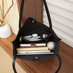 Grand sac cabas vintage noir montrant l'intérieur spacieux avec tablette et accessoires