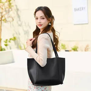 Grand sac cabas rétro en cuir noir avec bandoulière pour le shopping quotidien chic
