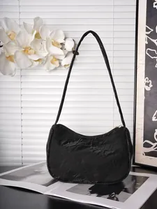 Detailansicht der schwarzen Hobo-Tasche mit Knitteroptik und goldenem Reißverschluss