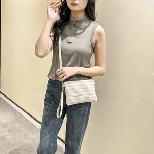 Sac bandoulière tressé beige avec détails dorés et bandoulière amovible pour femme