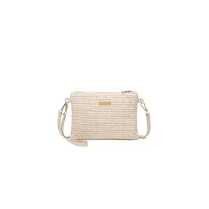 Sac bandoulière tissé beige avec fermeture éclair dorée et plaque en métal élégante