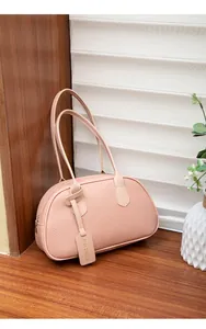 Detail der hellrosa Handtasche aus Leder mit Litschistruktur und dünnen Trägern