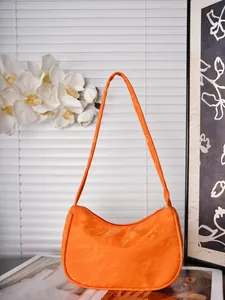Schicke orangefarbene Hobo-Tasche mit Marmortexur in hellem, minimalistischem Ambiente