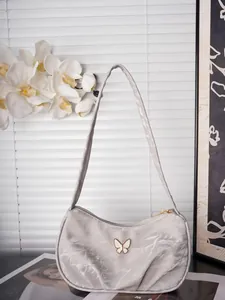 Details der silbernen Marmortextur Hobo Tasche mit weißem Emaille Schmetterling