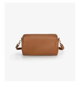 Vue détaillée du sac bandoulière cylindrique marron avec fermeture éclair dorée élégante