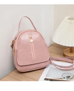 Mini sac à dos rose en similicuir avec fermeture éclair verticale et détails dorés