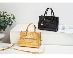 Detailaufnahme der glänzenden Handtaschen mit Litschistruktur und dekorativem Reißverschluss