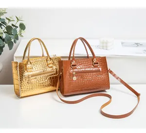 Details glänzender Handtaschen mit Krokodilprägung, Front-Reißverschluss und Griffen