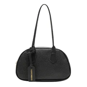 Minimalistische schwarze Handtasche aus Kieselleder mit Logo-Anhänger und Schultergurt