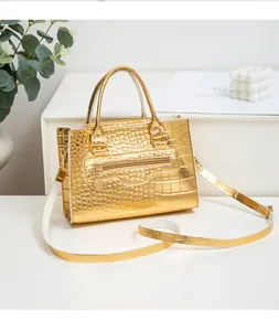 Detailansicht der goldenen Handtasche mit Lychee-Struktur und Frontreißverschluss