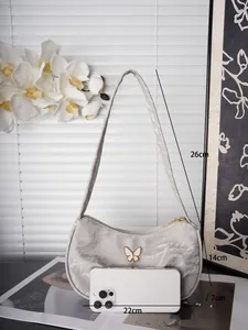 Hellgraue Handtasche mit Marmormuster 22x14cm und eleganter Emaille-Schmetterlingsschließe
