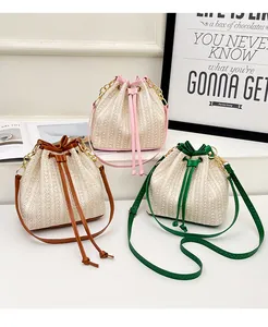 Trois sacs seaux tressés en rose, marron et vert avec cordons et détails de chaîne dorée