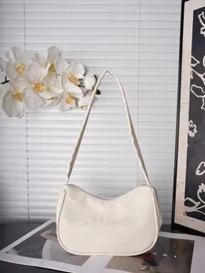 Nahaufnahme der cremeweißen Hobo-Tasche mit weicher Ledertextur und Reißverschluss