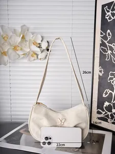 Detailierte Maße der cremefarbenen Hobo-Tasche mit Schmetterlingsschnalle und Gurt